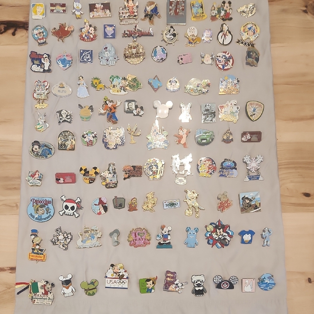Disney Collectible Pin Set